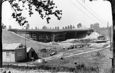 847533 Afbeelding van de aanleg van een viaduct in de T15 (de tertiaire provinciale weg Houten-Wijk bij Duurstede), bij ...